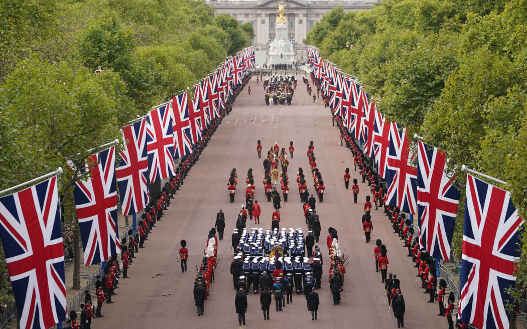 The Queen Elizabeth's funeral cortege borne on the State Gun Carriage of the Royal Navy, travels along The Mall on September 19, 2022 in London, England. (Photo by Zac Goodwin / POOL / AFP)
