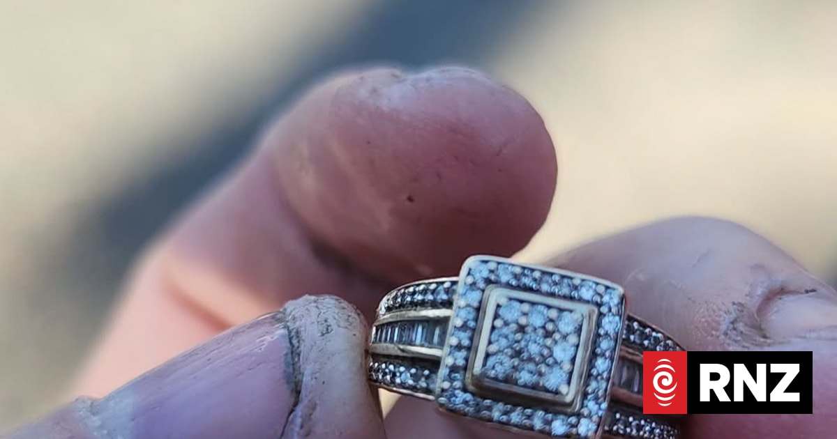 NZ's gold-hearted metal detectorist community finds woman's lost engagement ring