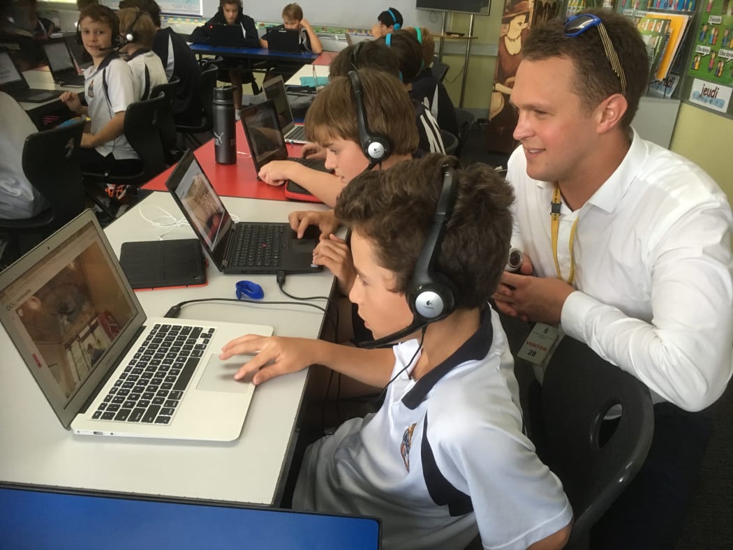 Scott Cardwell with students using the new Immerseme language programme.