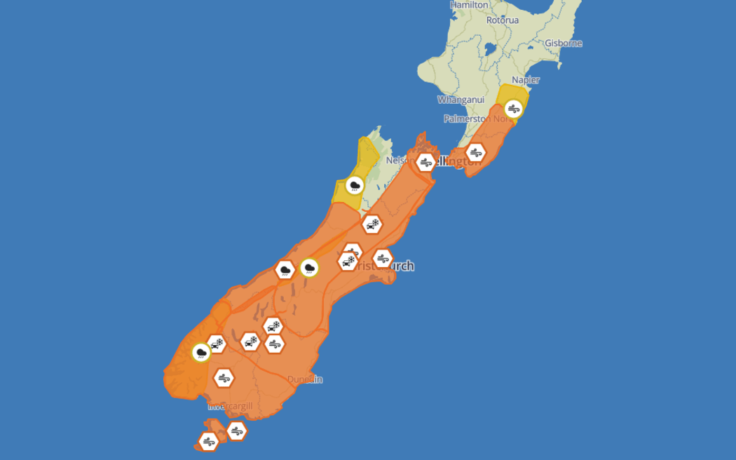 MetService 的地图显示 2023 年 10 月 2 日南岛大部分地区和北岛下部部分地区将出现强风警告。