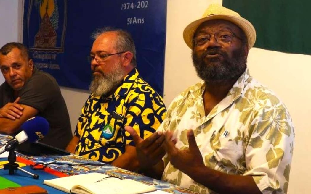 UPM leader Victor Tutugoro  (centre) announces split from FLNKS at a media conference on Thursday in Nouméa – PHOTO LNC