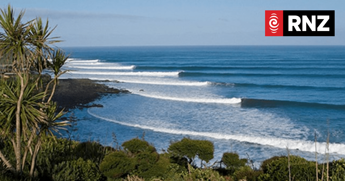 Man rescued after large wave pushes him overboard on fishing charter - Vimarsana News