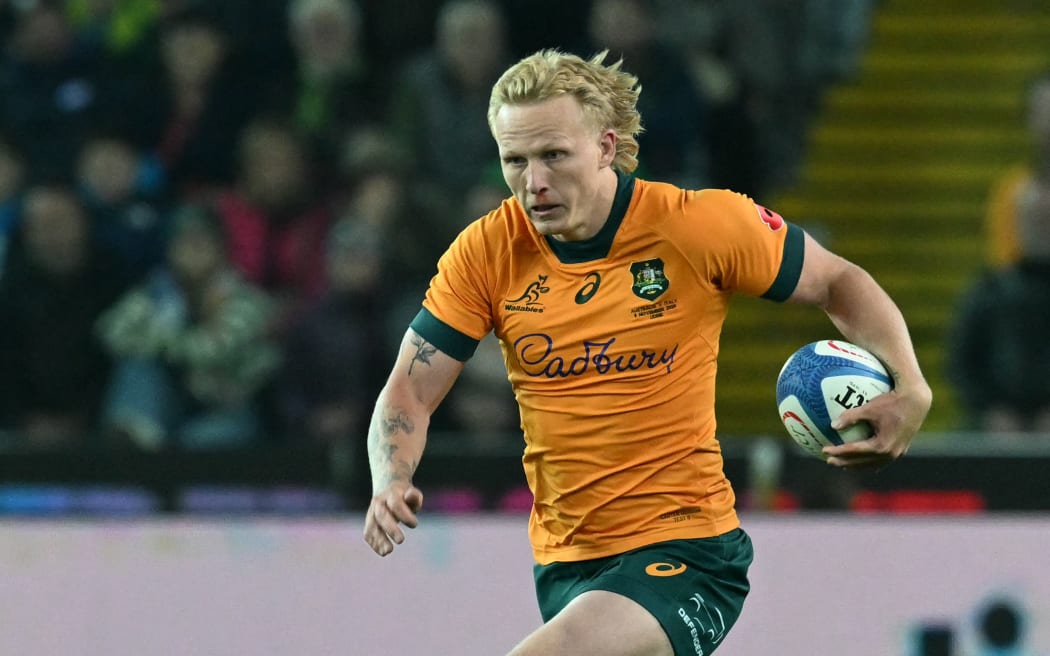 Australia's flyhalf #10 Carter Gordon runs with the ball during the Autumn Nations Series international rugby union match between Italy and Australia (wallabies) at the Friuli stadium in Udine on November 8, 2025. (Photo by Stefano RELLANDINI / AFP)
