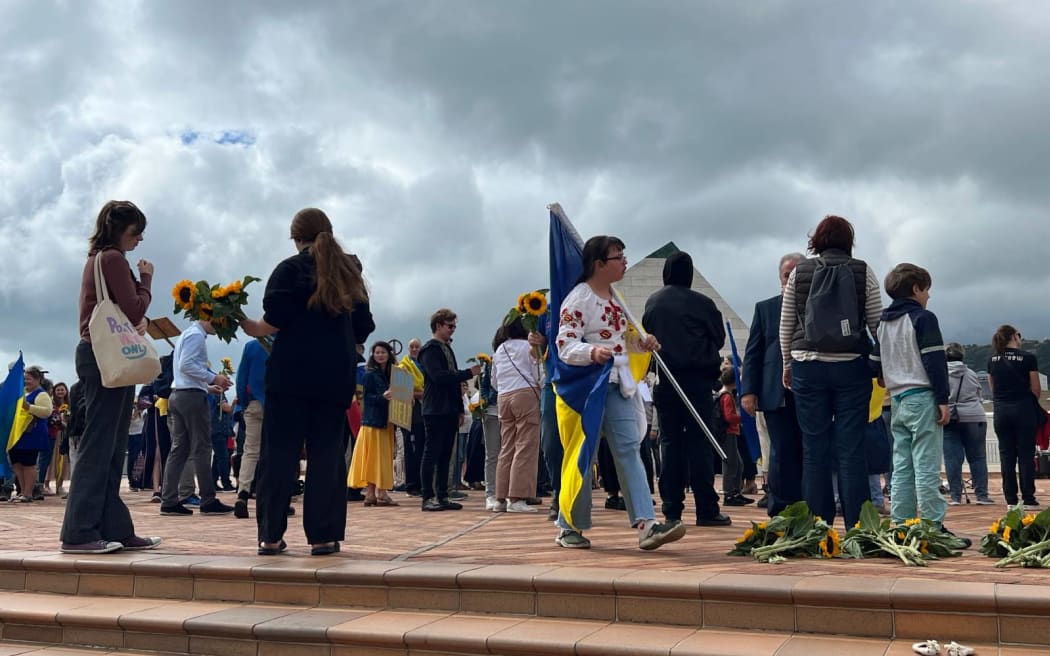 Сторонники Украины собираются в Веллингтоне, чтобы отметить вторую годовщину российского вторжения.