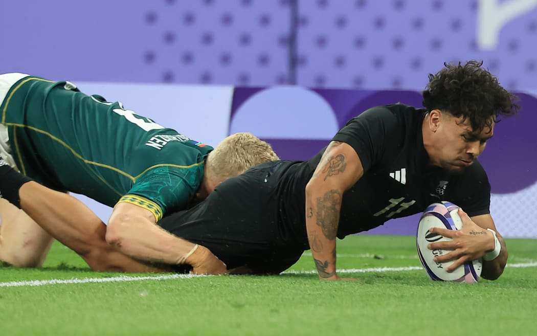 Moses Leo scores for New Zealand All Blacks Sevens v South Africa, Rugby Sevens - Men’s Pool A match, Paris Olympics at Stade de France, Paris, France on Wednesday 24 July 2024. 
Photo credit: Iain McGregor / www.photosport.nz