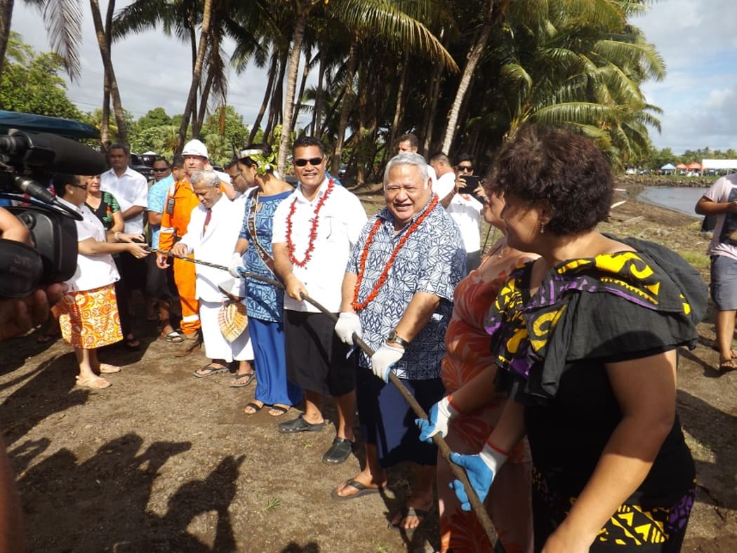 Samoa PM and helping hands haul submarine cable ashore