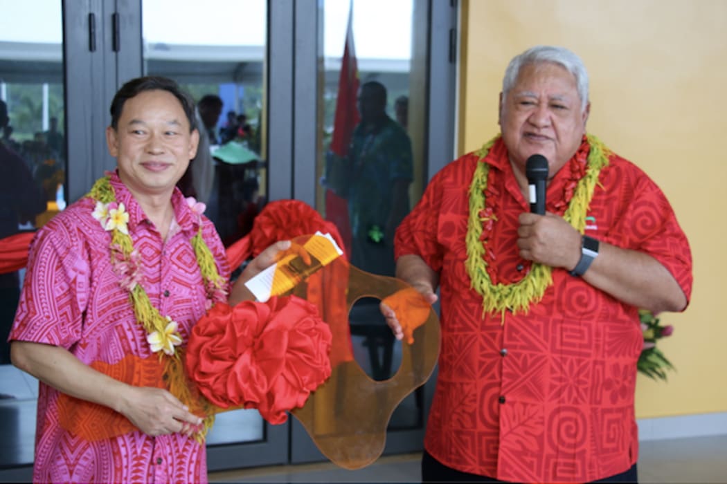 The ambassador of the People’s Republic of China, Chao Xiaoliang hands over the key for the Multi-Sport Centre to Samoa Prime Minister Tuilaepa at the handover ceremony on 20 June 2019.