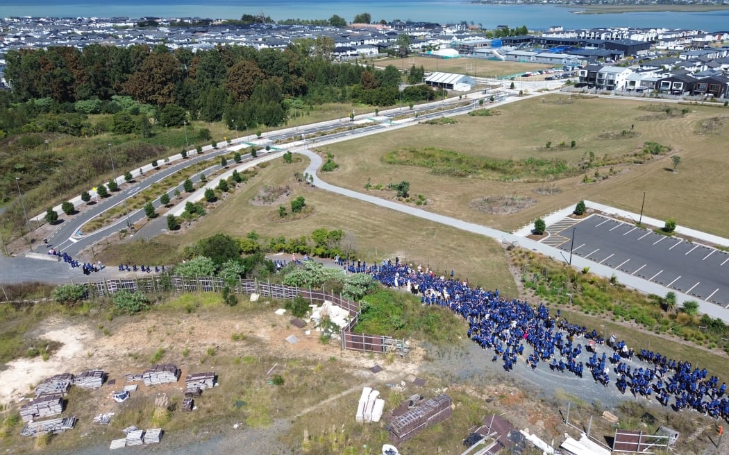 Auckland school run chaos leaves 'hundreds late' to class | RNZ News
