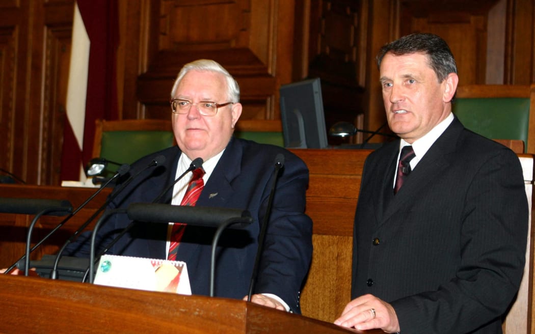Jonathan Hunt, New Zealand Parliament speaker (L) and Andris Argalis Latvian Parliament vice speaker talk during their meeting in Latvia's parliament building in Riga, 21 April 2004.  
AFP PHOTO/ILMARS ZNOTINS (Photo by ILMARS ZNOTINS / AFP)