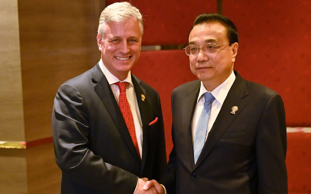 US National Security advisor Robert O'Brien (L) shakes hands with China's Premier Li Keqiang during a bilateral meeting in Bangkok on November 4, 2019, at  the 35th Association of Southeast Asian Nations (ASEAN) Summit.
