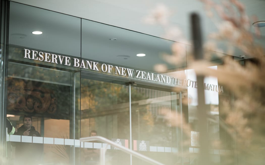 Survey reveals predictions for the economy in 2025 RNZ News