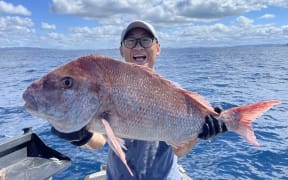 Ming Guan, a Chinese fishing enthusiast from Auckland, urges people to follow New Zealand’s fishing rules and to always prioritize water safety.