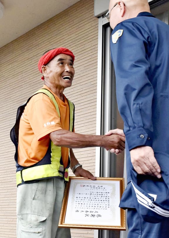 Haruo Obata who found 2-year-old missing boy receives a thank-you note from Yamaguchi Prefectural Police in Suo-Oshima Town in Yamaguchi Prefecture.