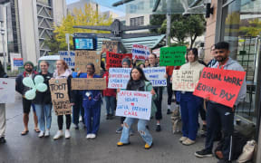 Picketers at Auckland Hospital, 16 May 2024