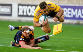 Hurricanes Wes Goosen beats the tackle of Chiefs Kaylum Boshier to score. Hurricanes v Chiefs, Super Rugby Pacific, Sky Stadium, Wellington, New Zealand, Sunday 03 April 2022. Copyright photo: John Cowpland / www.photosport.nz