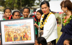 CEO of Tonga Netball Association Salote Sisifa holds a picture of young Tongan netballers with New Zealand netballer Irene van Dyk. The picture is a gift for New Zealand's Speaker Trevor Mallard