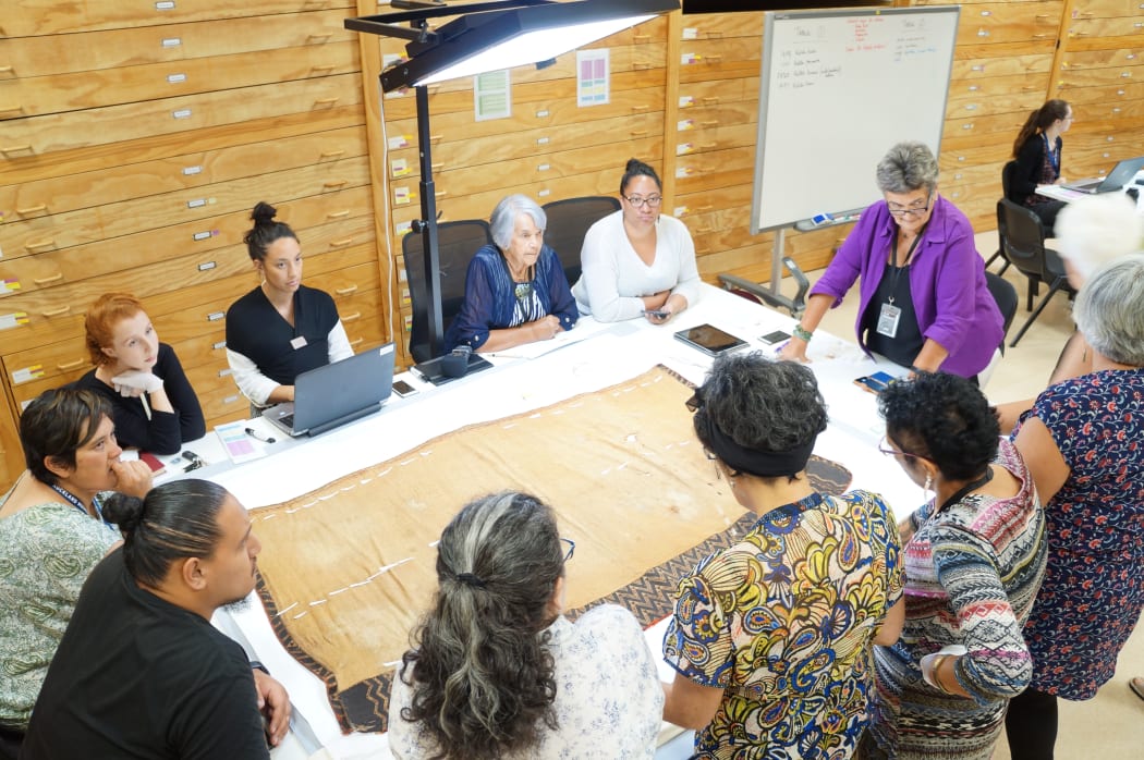 One of the many discussions on poka (shaping) within the kaupapa (foundation) of a kaitaka paepaeroa (type of cloak).