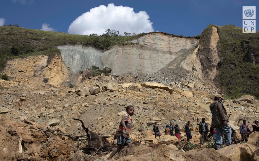 Los supervivientes de la tragedia del deslizamiento de tierra en Papúa Nueva Guinea siguen durmiendo en una fosa común: líder comunitario