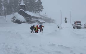 This screengrab from a video provided by the Nevada County Sheriff's Office shows a rescue ski team making their way to the area of an avalanche in the Castle Peak area of Truckee, California, on February 17, 2026. Rescuers were searching Tuesday for ten skiers who were hit by an avalanche in the mountains of California, where a huge storm has dumped several feet of snow. (Photo by HANDOUT / Nevada County Sheriff's Office / AFP) / RESTRICTED TO EDITORIAL USE - MANDATORY CREDIT "AFP PHOTO / NEVADA COUNTY SHERIFF'S OFFICE / HANDOUT" - HANDOUT - NO MARKETING NO ADVERTISING CAMPAIGNS - DISTRIBUTED AS A SERVICE TO CLIENTS