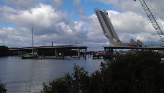 The bascule can be raised 26 metres.