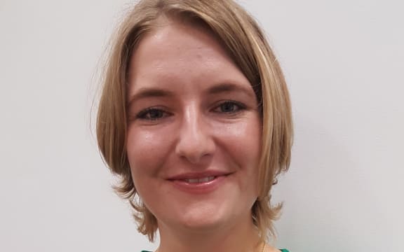 Susann Beier holds a larger-than-life size 3D-printed coronary artery.