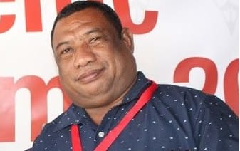 Solomons Media Association president Charles Kadamana, (left), congratulates Kora Nou.