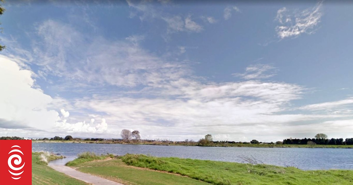 Six rescued after boat capsized in Whakatāne