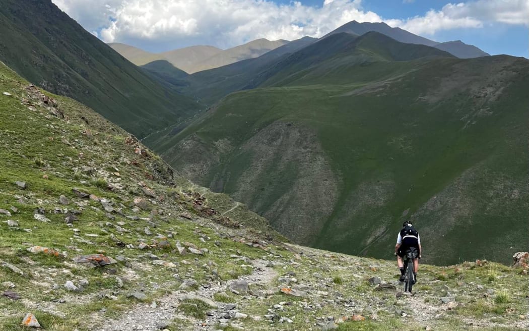 El ciclista neozelandés Joe Nation gana la carrera de montaña de la Ruta de la Seda de 2.000 km