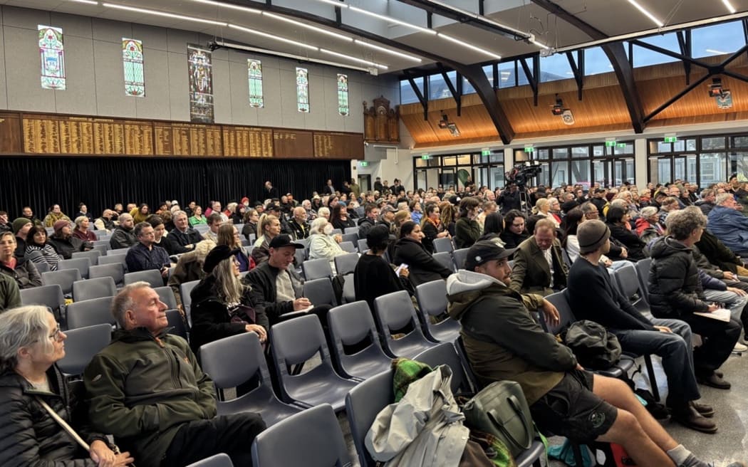 More than 300 people attended a public meeting about the Moa Point wastewater treatment plant disaster.