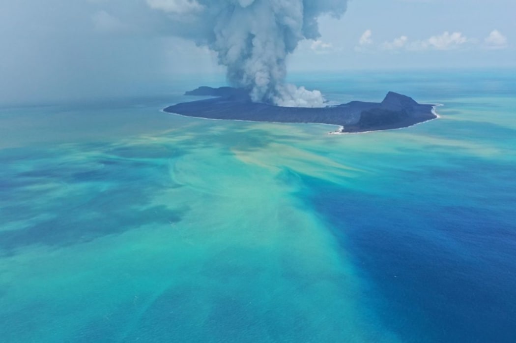 The discoloration of the sea shows a significant discharge of volcanic fluids (steam, condensates laden with chemical elements) into the sea and contaminating the seawater.