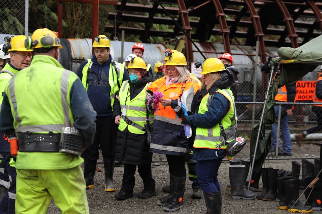 Families arrive at the mine.