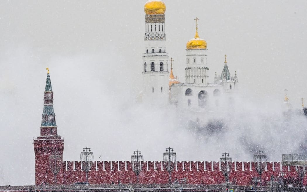 Snow falls over the Kremlin in central Moscow on February 11, 2021. (Photo by Yuri KADOBNOV / AFP)