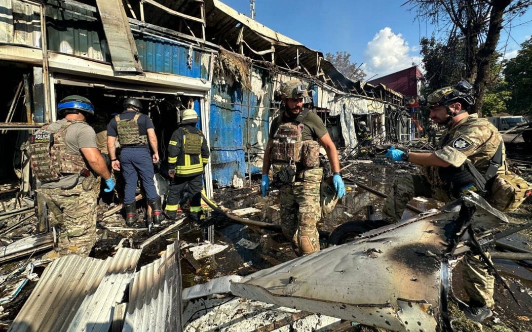 This handout photograph taken and released by the Ministry of Internal Affairs of Ukraine on September 6, 2023, shows the Ukrainian police at the site of a Russian strike in Kostyantynivka, Ukraine's eastern Donetsk region. Ukrainian President said a Russian strike on a market in east Ukraine had killed more than a dozen people and wounded more, as US Secretary of State was visiting Kyiv. (Photo by HANDOUT / Ministry of Internal Affairs of Ukraine / AFP) / RESTRICTED TO EDITORIAL USE - MANDATORY CREDIT "AFP PHOTO / Ministry of Internal Affairs of Ukraine " - NO MARKETING NO ADVERTISING CAMPAIGNS - DISTRIBUTED AS A SERVICE TO CLIENTS