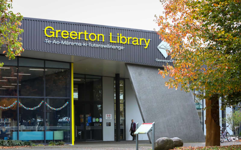 'Shocking situation': Anger as two libraries, pool lose Sunday hours | RNZ