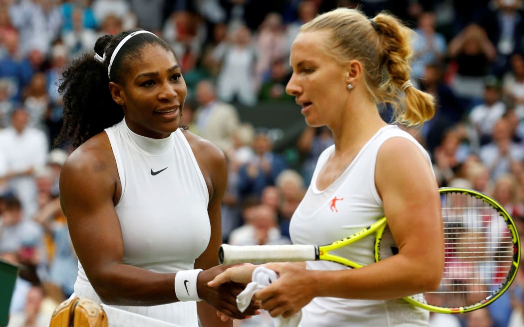 Serena Williams (L) shakes hands after beating Svetlana Kuznetsova on day eight of the 2016 Wimbledon Championships at the All England Lawn and Croquet Club in London, United Kingdom on July 04 2016. Lindsey Parnaby / Anadolu Agency 
LINDSEY PARNABY / ANADOLU AGENCY
