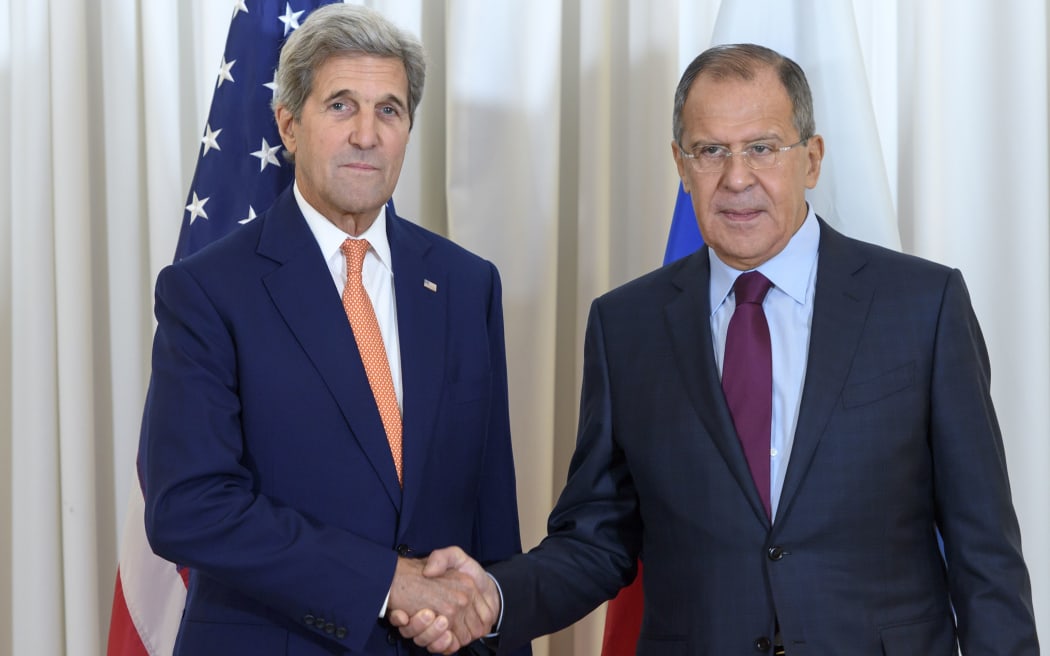 US Secretary of State John Kerry and Russian Foreign Minister Sergei Lavrov met in Geneva  to push for resuming Syrian peace talks.