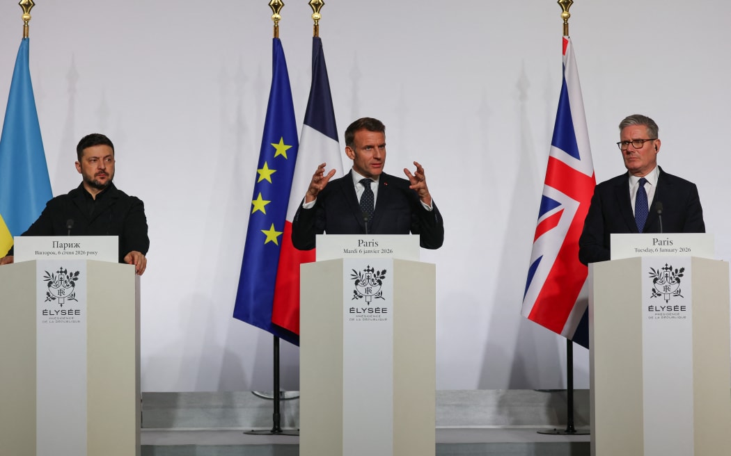 Ukraine's President Volodymyr Zelensky, France's President Emmanuel Macron and Britain's Prime Minister Keir Starmer deliver a press conference upon the signing of the declaration on deploying post-ceasefire force in Ukraine during the Coalition of the Willing summit on security guarantees for Ukraine, at the Elysee Palace in Paris on January 6, 2026. The summit of the group of Ukraine supporters dubbed the "Coalition of the Willing" is the latest of several meetings planned for the new year as diplomatic efforts to end Europe's deadliest conflict since World War II have gained pace in recent weeks. (Photo by Ludovic MARIN / POOL / AFP)