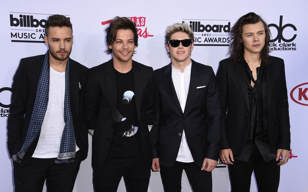 （文件）2015 年 5 月 17 日，英爱流行乐队 One Direction（左为 Liam Payne）出席在内华达州拉斯维加斯米高梅大酒店花园竞技场举行的 2015 年公告牌音乐奖颁奖典礼。 - 阿根廷警方称，英国歌手 Liam Payne 曾是销量最高的流行乐队 One Direction 的成员，于 10 月 16 日从布宜诺斯艾利斯一家酒店的三楼坠落身亡，年仅 31 岁。警方声明称：“作曲家兼吉他手、前 One Direction 乐队成员 Liam James Payne 今天从巴勒莫一家酒店的三楼坠落身亡。”该市 SAME 急救医疗服务负责人 Alberto Crescenti 告诉当地电视台，这位歌手“因坠落而遭受了非常严重的伤害，无法存活”，并补充说“没有复苏的可能”。（照片由 Robyn BECK / AFP 提供）