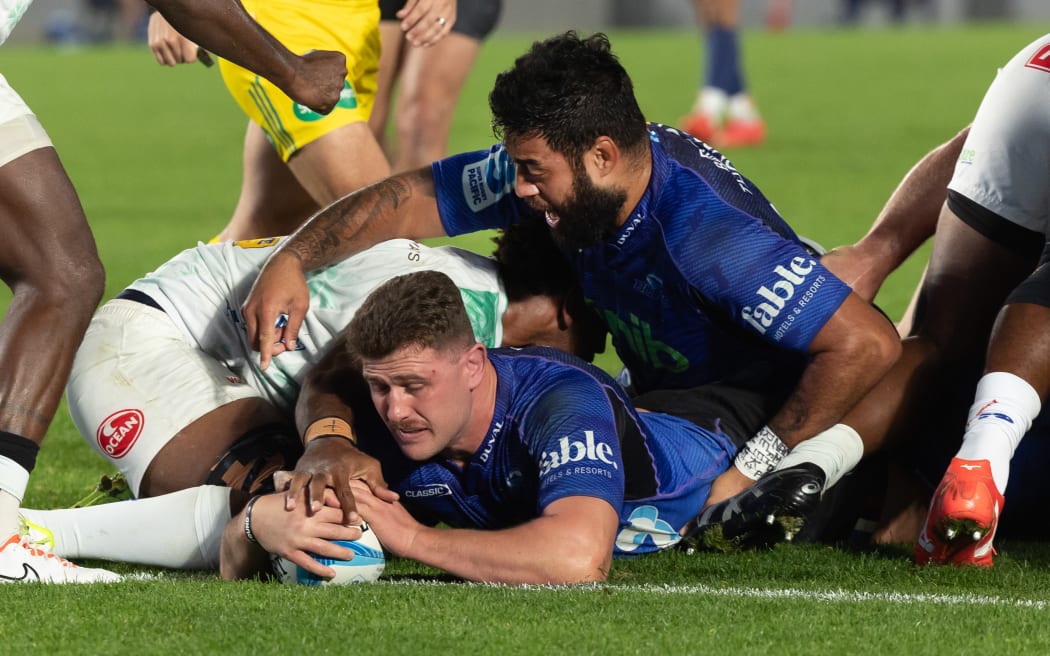 Blues loose forward Dalton Papali'i scores the opening try during the Super Rugby Paciﬁc Quarter Final.