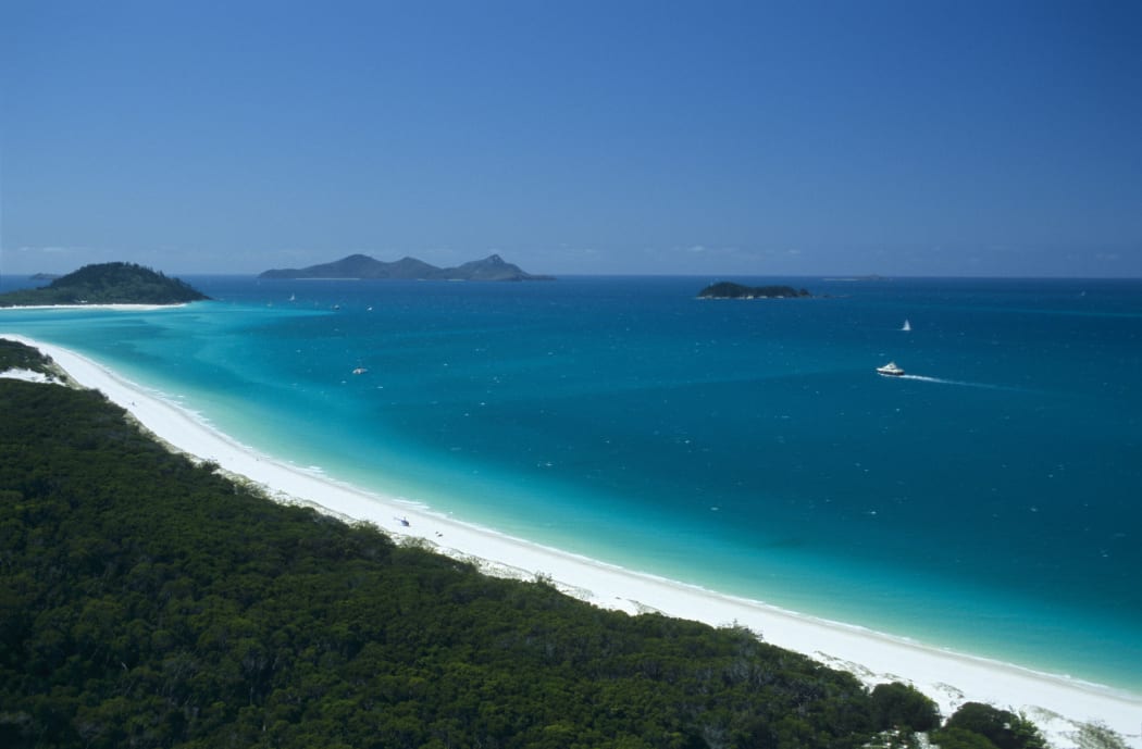 AUSTRALIA, QUEENSLAND, WHITSUNDAY ISLAND, WHITEHAVEN BEACH (AERIAL VIEW)