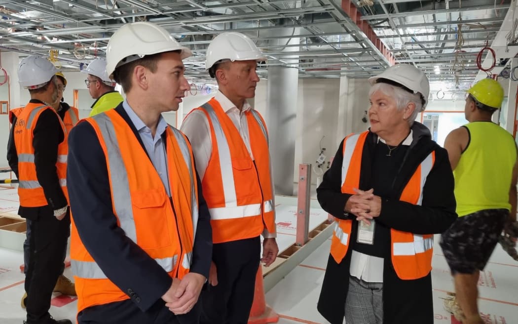 The project's senior responsible officer Rosemary Clements briefs Health Minister Simeon Brown and New Plymouth MP David MacLeod on the new East Wing.