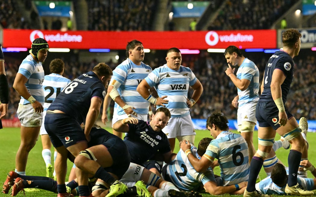 Argentina's hooker Julian Montoya (C) scores their first try during the Autumn Nations Series international rugby union match between Scotland and Argentina at Murrayfield in Edinburgh on November 16, 2025. (Photo by ANDY BUCHANAN / AFP)