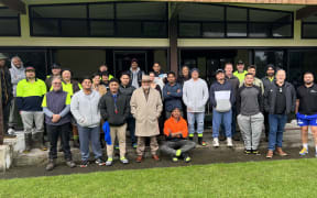 RSE Samoan group outside of the wharenui Taapuiti at Hungahungatōroa marae, Matapihi Tauranga.