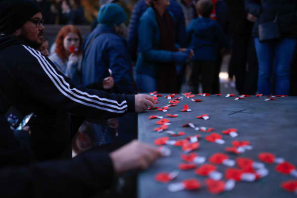 New Zealanders pay their respects at the dawn service at the Pukeahu National War Memorial Park.