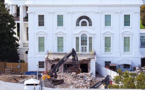 WASHINGTON, DC - OCTOBER 23: An excavator works to clear rubble after the East Wing of the White House was demolished on October 23, 2025 in Washington, DC. The demolition is part of U.S. President Donald Trump's plan to build a multimillion-dollar ballroom on the eastern side of the White House.   Eric Lee/Getty Images/AFP (Photo by Eric Lee / GETTY IMAGES NORTH AMERICA / Getty Images via AFP)