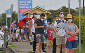 People line up for a Covid-19 coronavirus testing at Mona Vale Hospital in Sydney on December 18, 2020. (Photo by Steven Saphore / AFP)