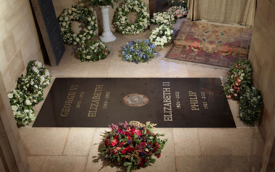 A Buckingham Palace handout image released on September 24, 2022, shows of the ledger stone at the King George VI Memorial Chapel, St George's Chapel, Windsor Castle. - An inscribed stone slab marking the death of Queen Elizabeth II has been laid in the Windsor Castle chapel where her coffin was interred, Buckingham Palace said Saturday. (Photo by ROYAL COLLECTION TRUST / AFP) / RESTRICTED TO EDITORIAL USE - MANDATORY CREDIT "AFP PHOTO / ROYAL COLLECTION TRUST / THE DEAN AND CANONS OF WINDSOR " - NO MARKETING - NO ADVERTISING CAMPAIGNS - NO DIGITAL ALTERATION ALLOWED  - DISTRIBUTED AS A SERVICE TO CLIENTS - NOT TO BE USED AFTER OCTOBER 2 2022 /