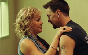 Cheryl and Wolfgang West (Robyn Malcolm and Grant Bowler) during a scene in the first series of Outrageous Fortune