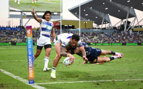 Warriors fullback Charnze Nicoll-Klokstad scores a try against North Queensland.