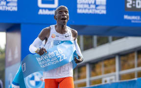 Eliud Kipchoge crosses the finish line first at the BMW Berlin Marathon after 2:01:09 hours and thus a world record. Photo: Andreas Gora/dpa (Photo by Andreas Gora / DPA / dpa Picture-Alliance via AFP)